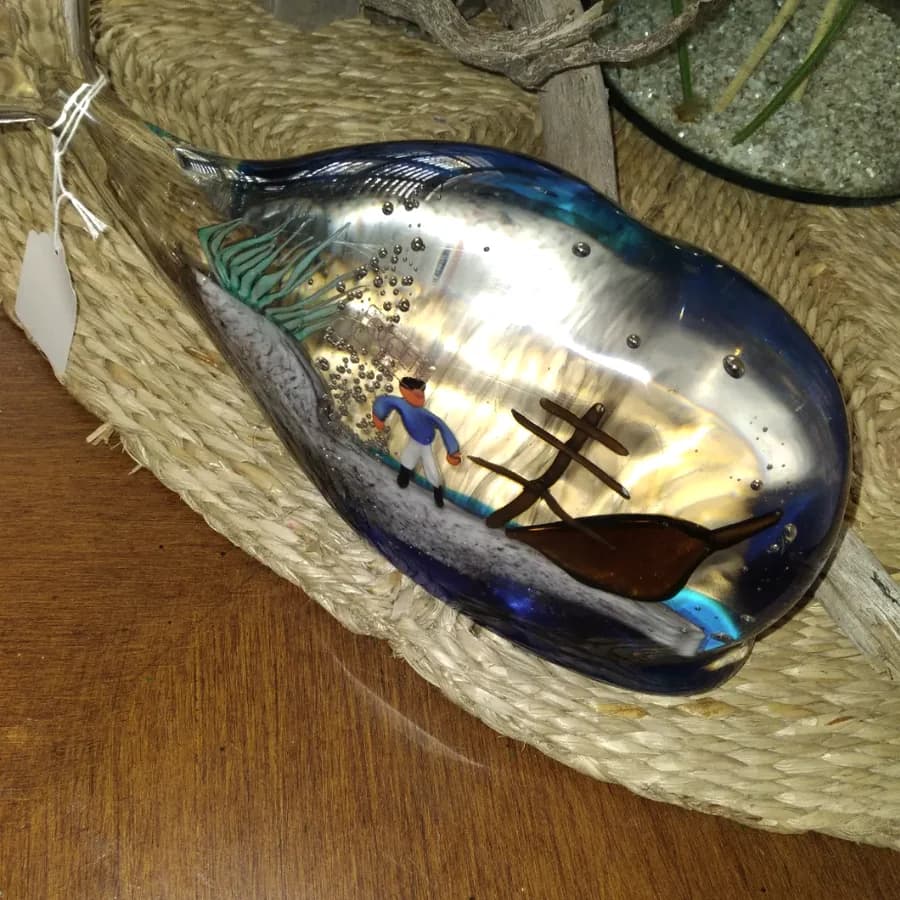 An Oggetti art glass dish with a fisherman worked into it